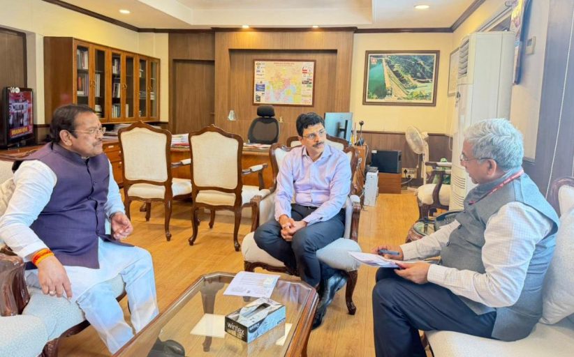 कामशेतमधील पॅराग्लायडिंग हिलला अडथळा ठरणाऱ्या वीजवाहिनीच्या मार्गात बदल करा..!