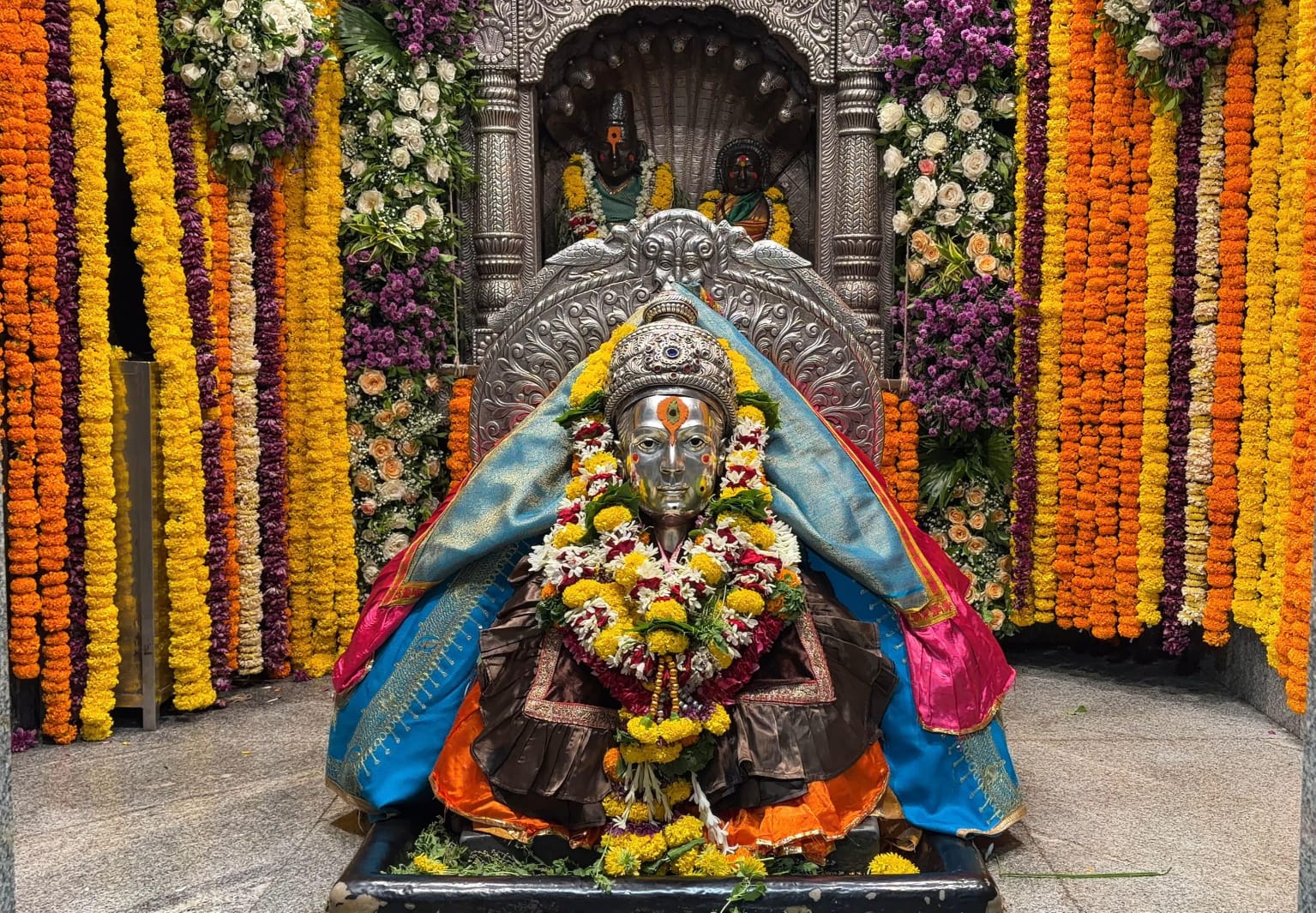 निर्जला एकादशीनिमित्त श्री संत ज्ञानेश्वर महाराज मंदिरात आकर्षक पुष्पसजावट