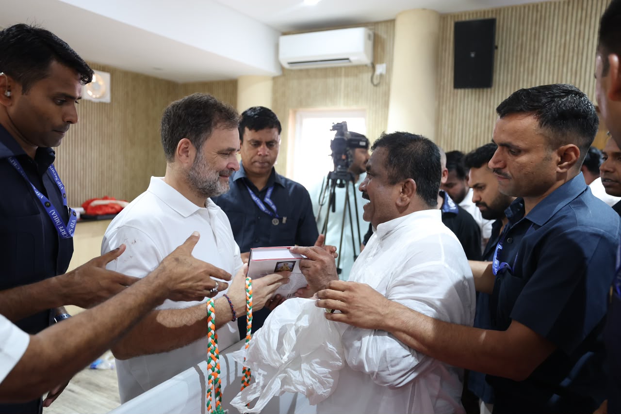 राहुल गांधी यांना ज्ञानेश्वरी भेट; आळंदी-देहू-पंढरपूर भेटीचे संदेश नवलेंकडून निमंत्रण