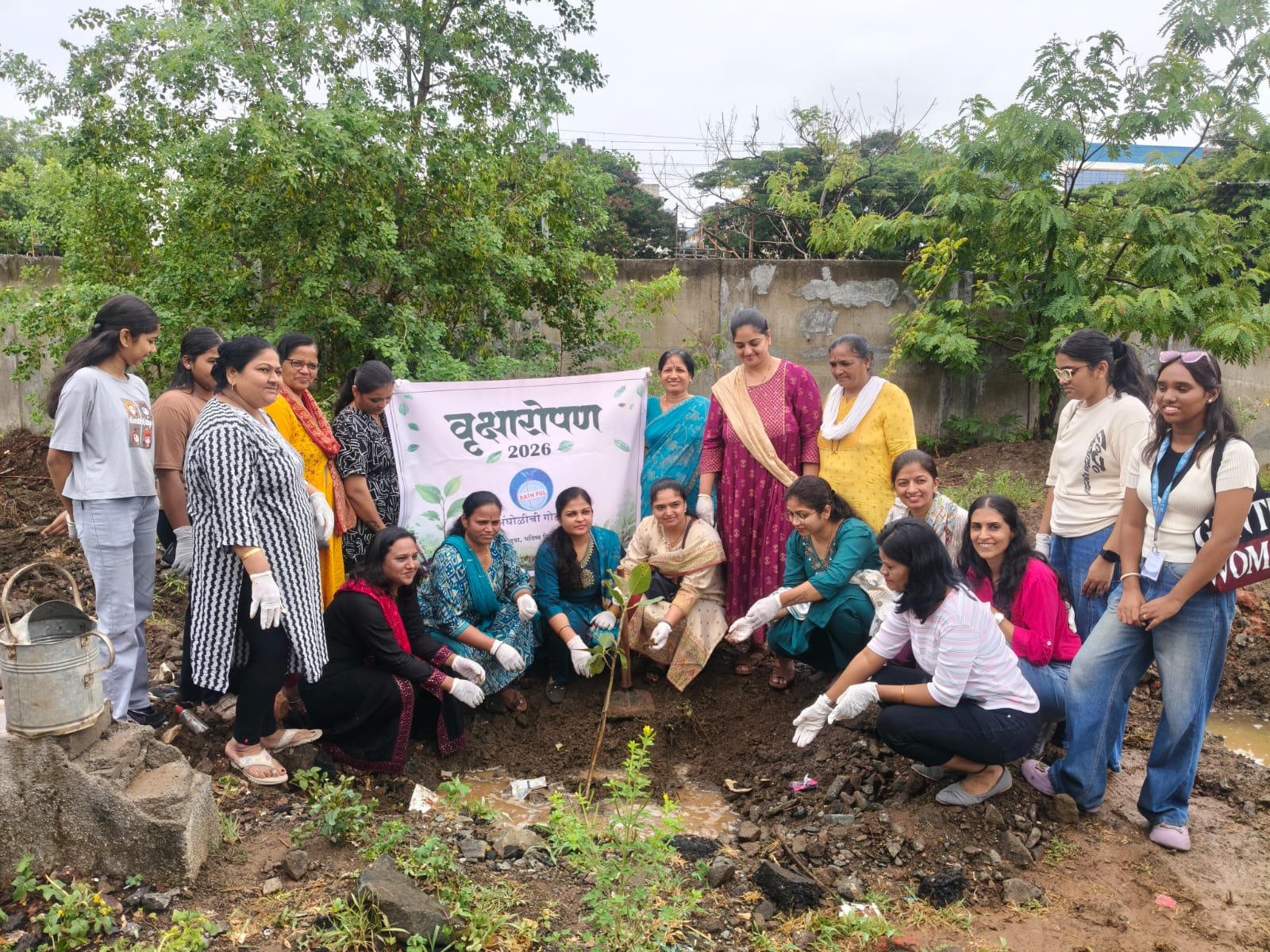 वटपौर्णिमेनिमित्त अंघोळीची गोळी संस्थेच्या महिला टीमकडून वडाच्या वृक्षांचे वृक्षारोपण