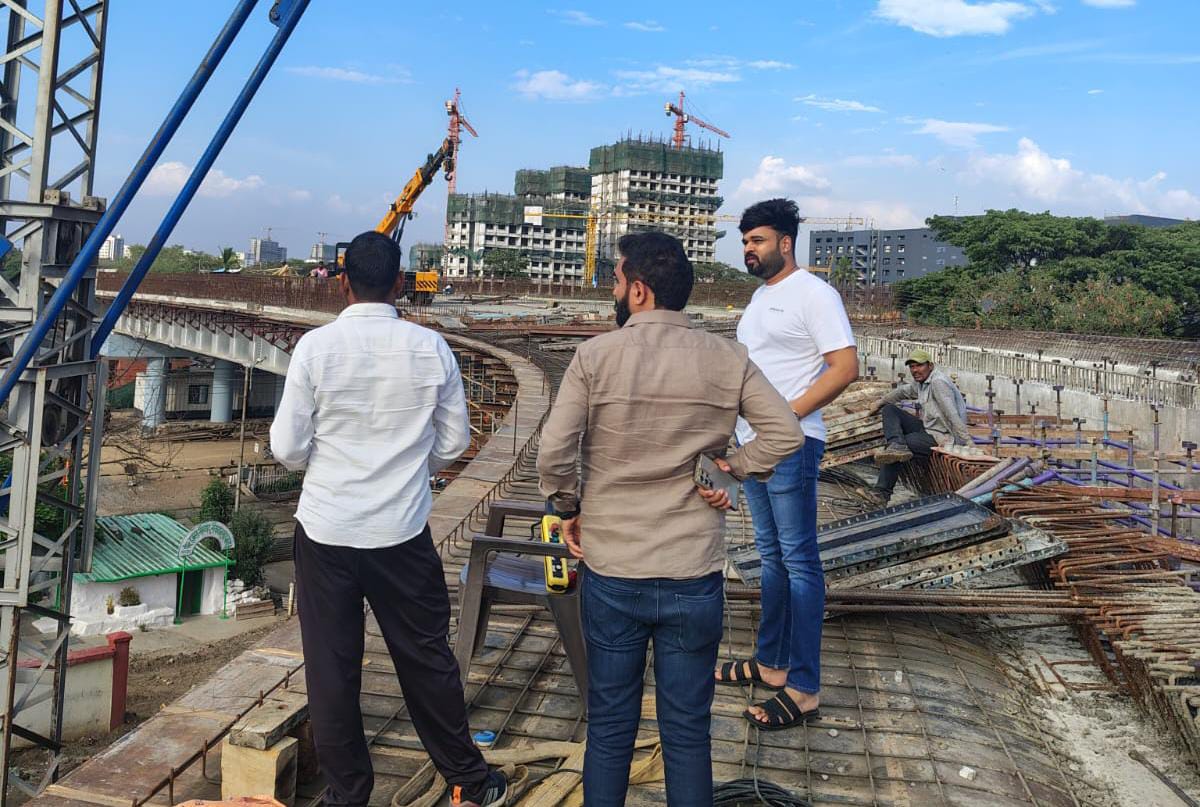 'डेअरी फार्म' रेल्वे उड्डाणपुलाचे काम अंतिम टप्प्यात; युवा नेते ऋषिकेश वाघेरे यांच्याकडून कामाची पाहणी