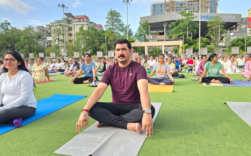 नाना काटे सोशल फाऊंडेशन व आर्ट ऑफ लिव्हिंग यांच्या वतीने आंतरराष्ट्रीय योग दिन मोठ्या उत्साहात साजरा