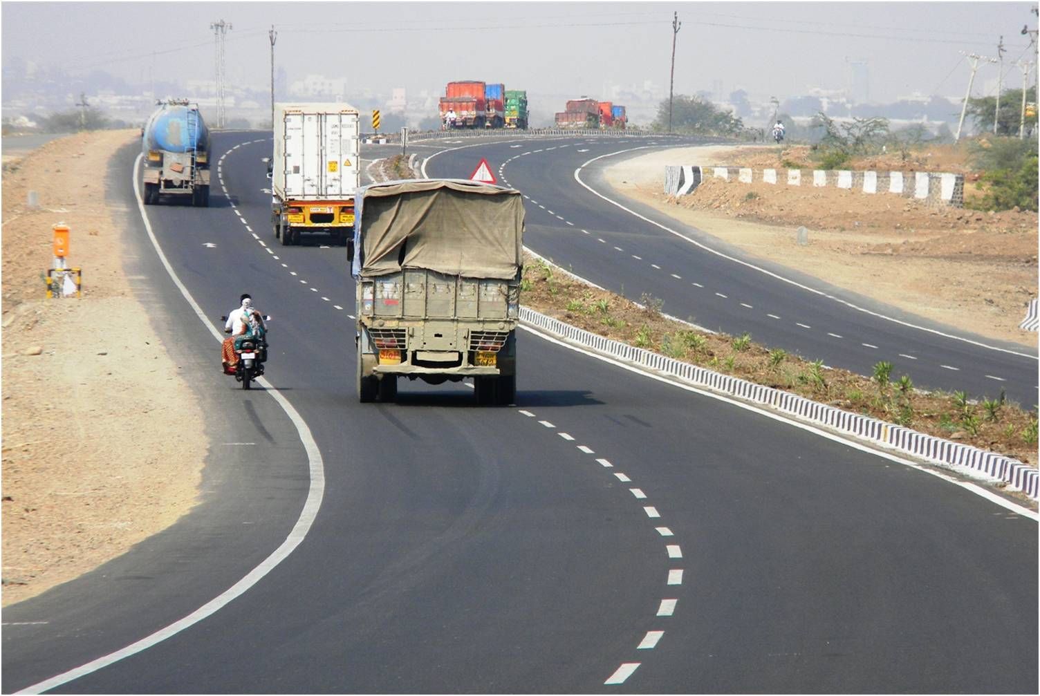 पुणे ते सोलापूर महामार्गावर वाहतुकीत बदल; पर्यायी मार्गाचा वापर करण्याचे जिल्हाधिकाऱ्यांचे आवाहन