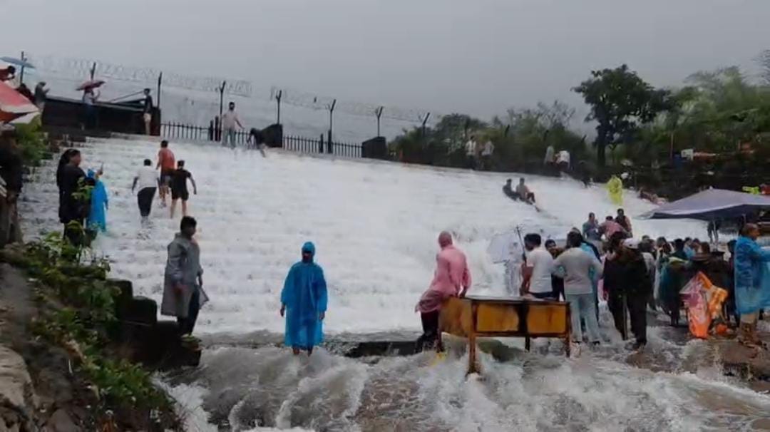 भुशी डॅम ओव्हरफ्लो.. लोणावळ्यात पर्यटकांची गर्दी वाढली
