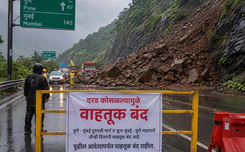 दरड कोसळल्याने पुणे–मुंबई द्रुतगती मार्ग आणि जुना महामार्ग बंद; दोन्ही दिशेची वाहतूक ठप्प