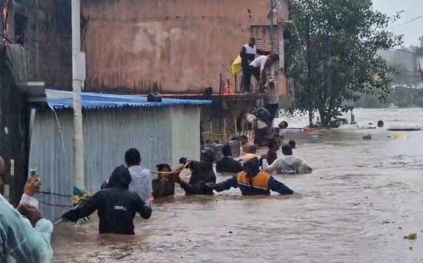 इंद्रायणी नदी धोक्याच्या पातळीवर; आळंदीत २५० हून अधिक नागरिक पाण्यात अडकले