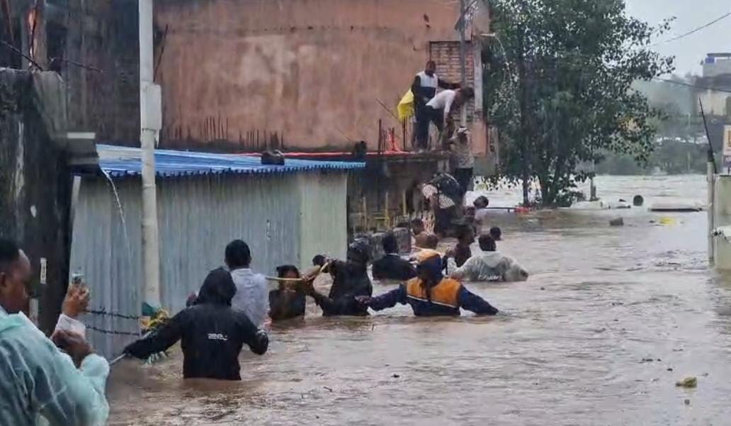 इंद्रायणी नदी धोक्याच्या पातळीवर; आळंदीत २५० हून अधिक नागरिक पाण्यात अडकले