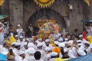 जगद्गुरु संत तुकाराम महाराजांच्या पालखीचे भक्तिमय वातावरणात प्रस्थान; पावसातही वारकऱ्यांचा उत्साह कायम