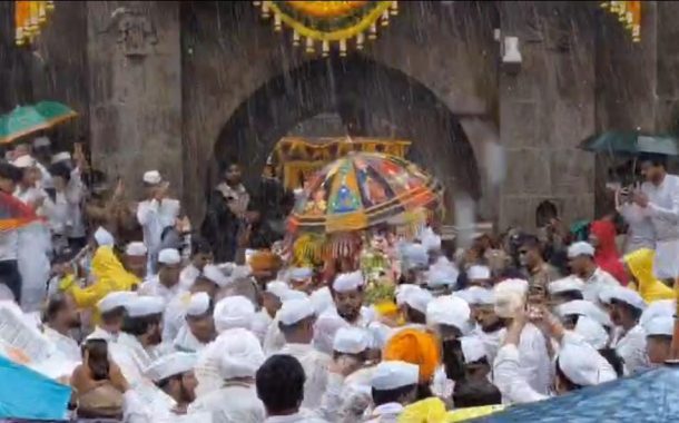 जगद्गुरु संत तुकाराम महाराजांच्या पालखीचे भक्तिमय वातावरणात प्रस्थान; पावसातही वारकऱ्यांचा उत्साह कायम