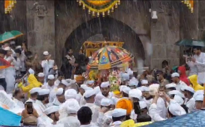 जगद्गुरु संत तुकाराम महाराजांच्या पालखीचे भक्तिमय वातावरणात प्रस्थान; पावसातही वारकऱ्यांचा उत्साह कायम