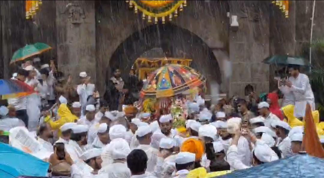 जगद्गुरु संत तुकाराम महाराजांच्या पालखीचे भक्तिमय वातावरणात प्रस्थान; पावसातही वारकऱ्यांचा उत्साह कायम