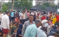 दोन दिवसांपासून पावसाचे पाणी साचलेलेच.. संतप्त चिखली घरकुलवासीयांचा स्पाईन रोडवर रस्ता रोको