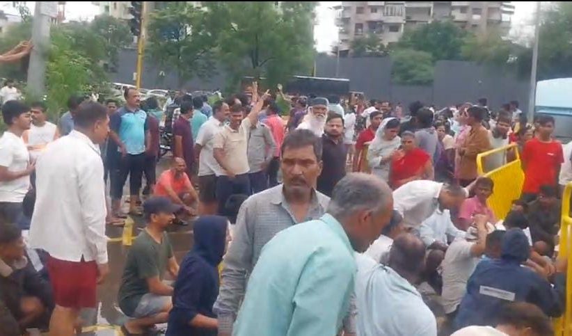 दोन दिवसांपासून पावसाचे पाणी साचलेलेच.. संतप्त चिखली घरकुलवासीयांचा स्पाईन रोडवर रस्ता रोको