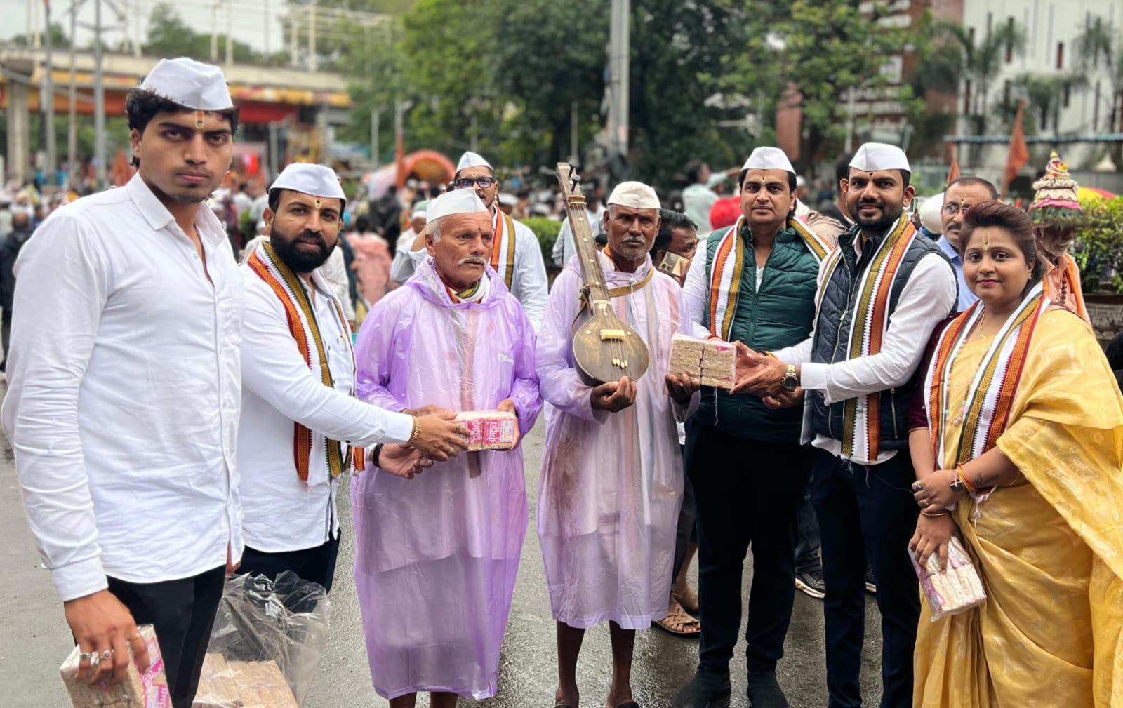 वारकऱ्यांसाठी पिंपरी चिंचवड ॲडव्होकेट्स बार असोसिएशनकडून फराळ वाटप