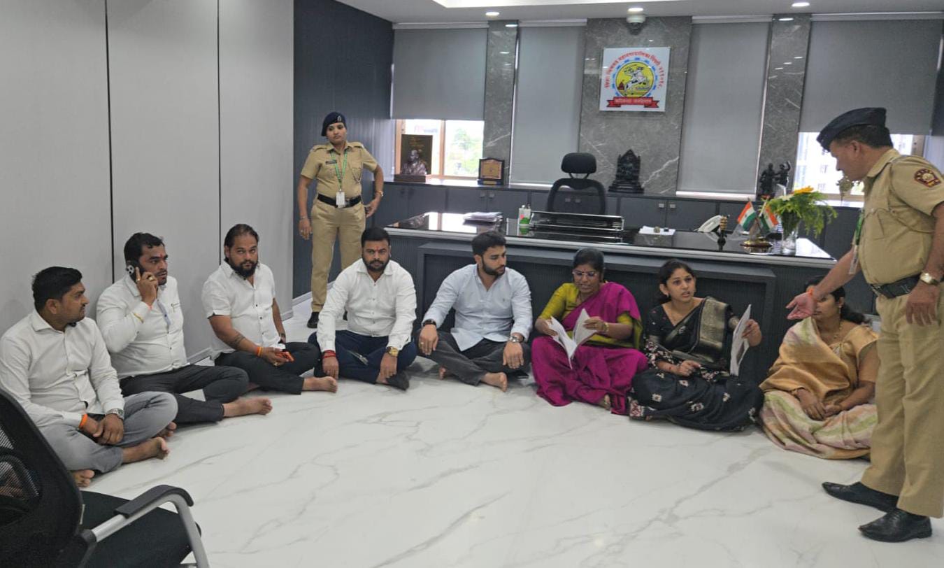 मोशी दुर्घटनेवरून आयुक्त कार्यालयात शिवसेनेचे ठिय्या आंदोलन; दोषींवर कारवाईची मागणी