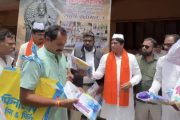 पिंपरी चिंचवड काँग्रेसकडून वारकऱ्यांना रेनकोट वाटप; वारीत दिंडी सेवेद्वारे हिंदू-मुस्लिम एकोप्याचे दर्शन