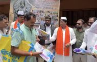 पिंपरी चिंचवड काँग्रेसकडून वारकऱ्यांना रेनकोट वाटप; वारीत दिंडी सेवेद्वारे हिंदू-मुस्लिम एकोप्याचे दर्शन