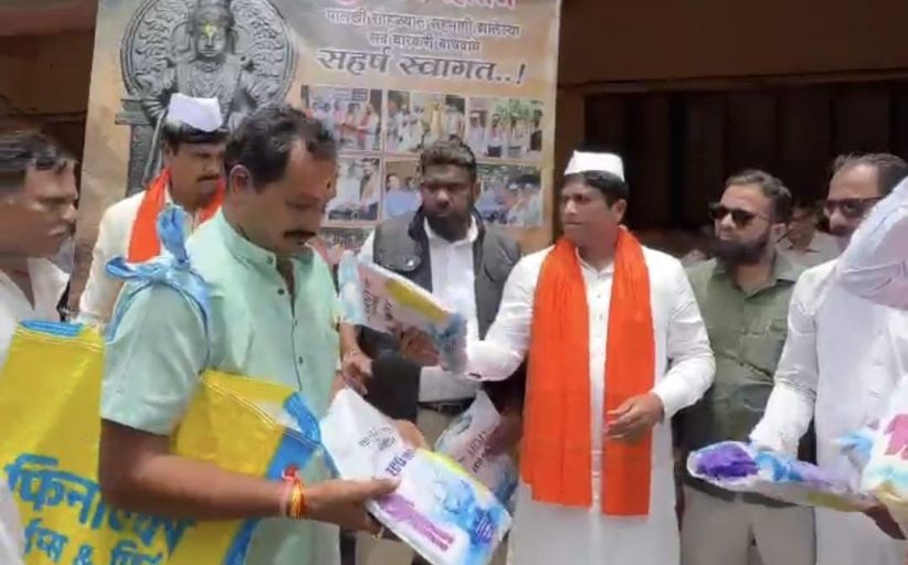 पिंपरी चिंचवड काँग्रेसकडून वारकऱ्यांना रेनकोट वाटप; वारीत दिंडी सेवेद्वारे हिंदू-मुस्लिम एकोप्याचे दर्शन