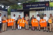 सांगवी वाहतूक विभागातील पोलिसांना उन्नती सोशल फाउंडेशनच्या वतीने 'रिफ्लेक्टरयुक्त रेनकोट'चे वाटप