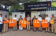 सांगवी वाहतूक विभागातील पोलिसांना उन्नती सोशल फाउंडेशनच्या वतीने 'रिफ्लेक्टरयुक्त रेनकोट'चे वाटप