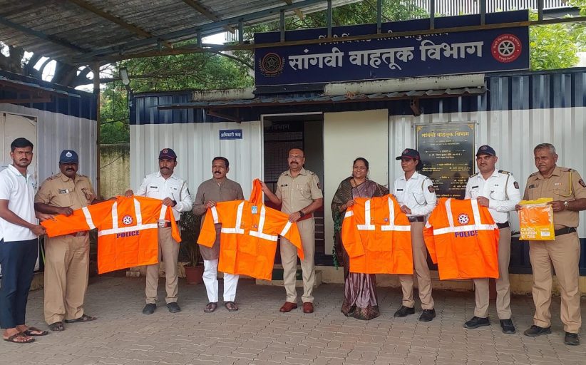 सांगवी वाहतूक विभागातील पोलिसांना उन्नती सोशल फाउंडेशनच्या वतीने 'रिफ्लेक्टरयुक्त रेनकोट'चे वाटप