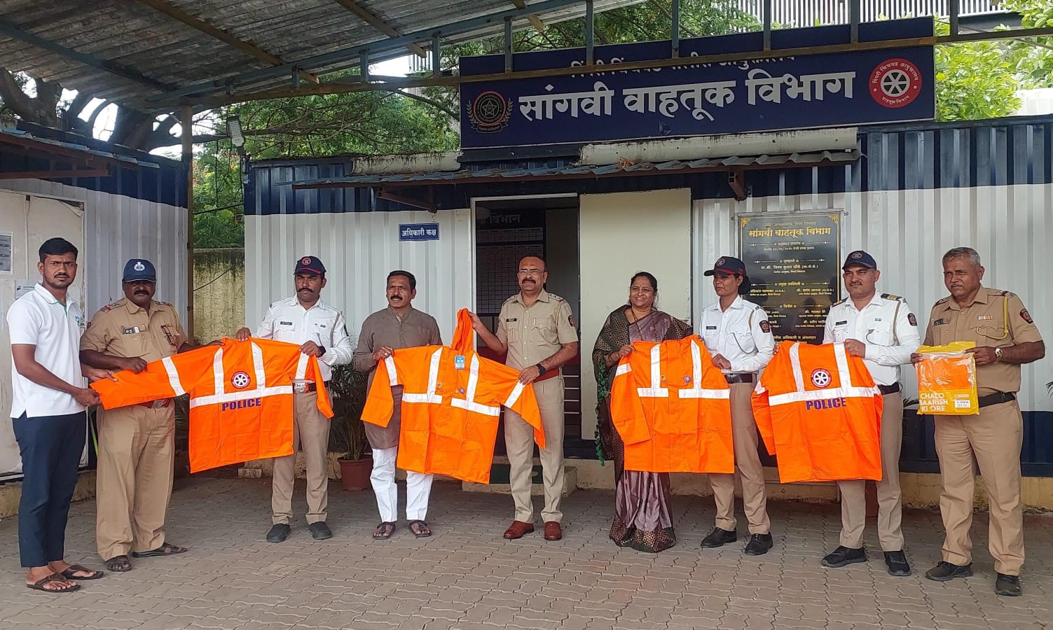 सांगवी वाहतूक विभागातील पोलिसांना उन्नती सोशल फाउंडेशनच्या वतीने 'रिफ्लेक्टरयुक्त रेनकोट'चे वाटप
