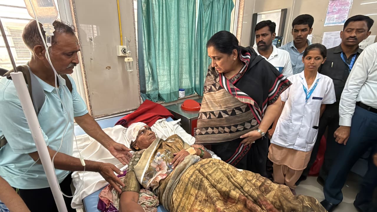अपघातग्रस्त वारकऱ्यांची उपमुख्यमंत्री सुनेत्रा अजित पवार यांनी घेतली भेट