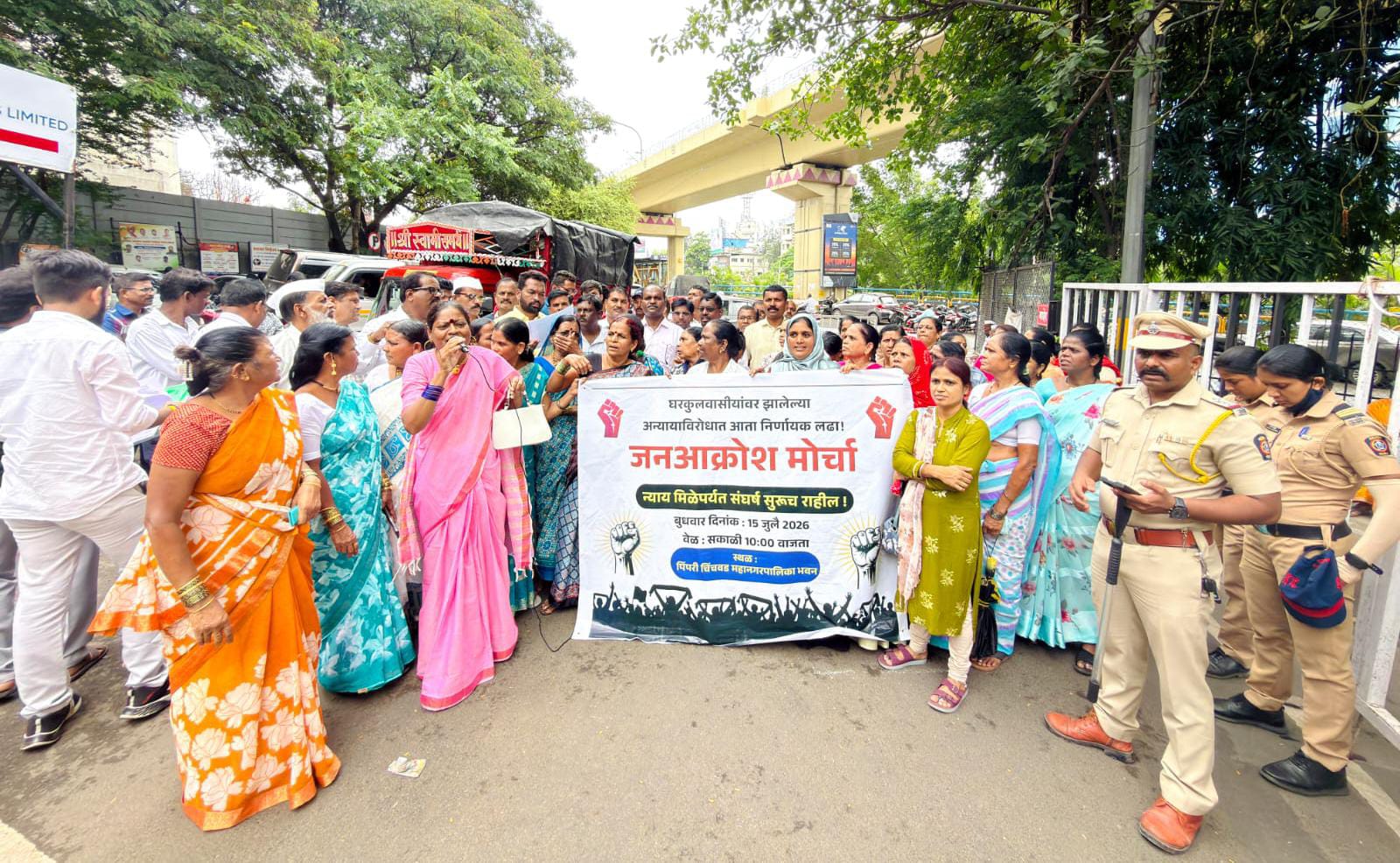 घरकुलवासीयांचा महापालिकेवर जनआक्रोश; प्रलंबित नागरी प्रश्नांवर आयुक्त कार्यालयावर धडक मोर्चा
