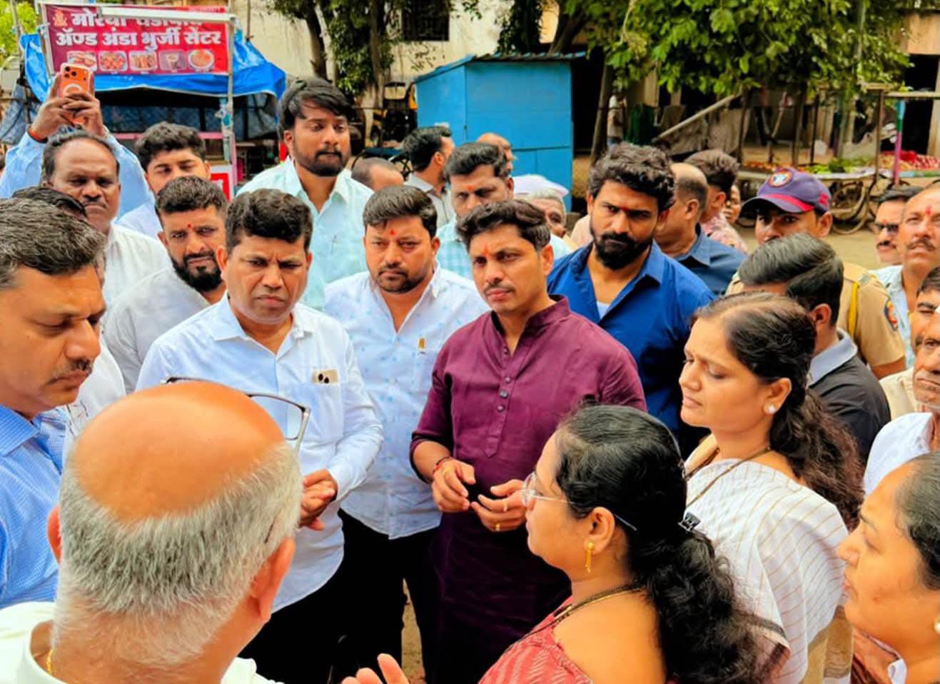 चिखली घरकुल परिसरातील पाणी साचण्याच्या समस्येवर कायमस्वरूपी तोडग्यासाठी महापौरांची पाहणी; संबंधित अधिकाऱ्यांना तातडीच्या उपाययोजनांचे निर्देश