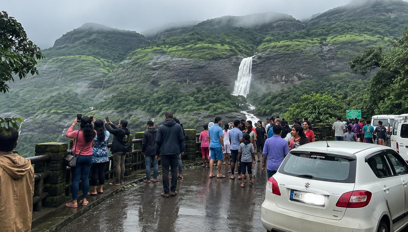 पर्यटकांना दिलासा.. लोणावळा परिसरातील निर्बंध जिल्हाधिकाऱ्यांनी हटवले