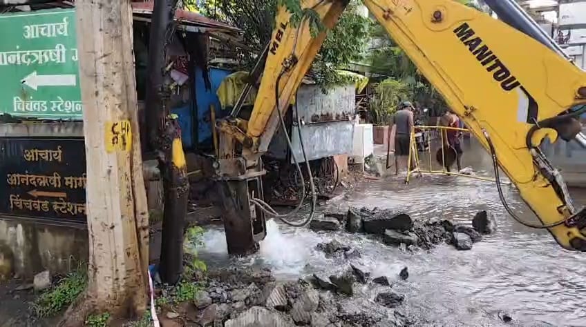 चिंचवड स्टेशन चौकात मेट्रो कामादरम्यान पाण्याची पाईपलाईन फुटली; लाखो लिटर पाण्याची नासाडी