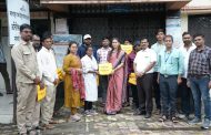 मुख्यमंत्री देवेंद्र फडणवीस यांच्या वाढदिवसानिमित्त नगरसेविका स्नेहा कलाटे यांच्या वतीने महावितरण कर्मचाऱ्यांना रेनकोट वाटप