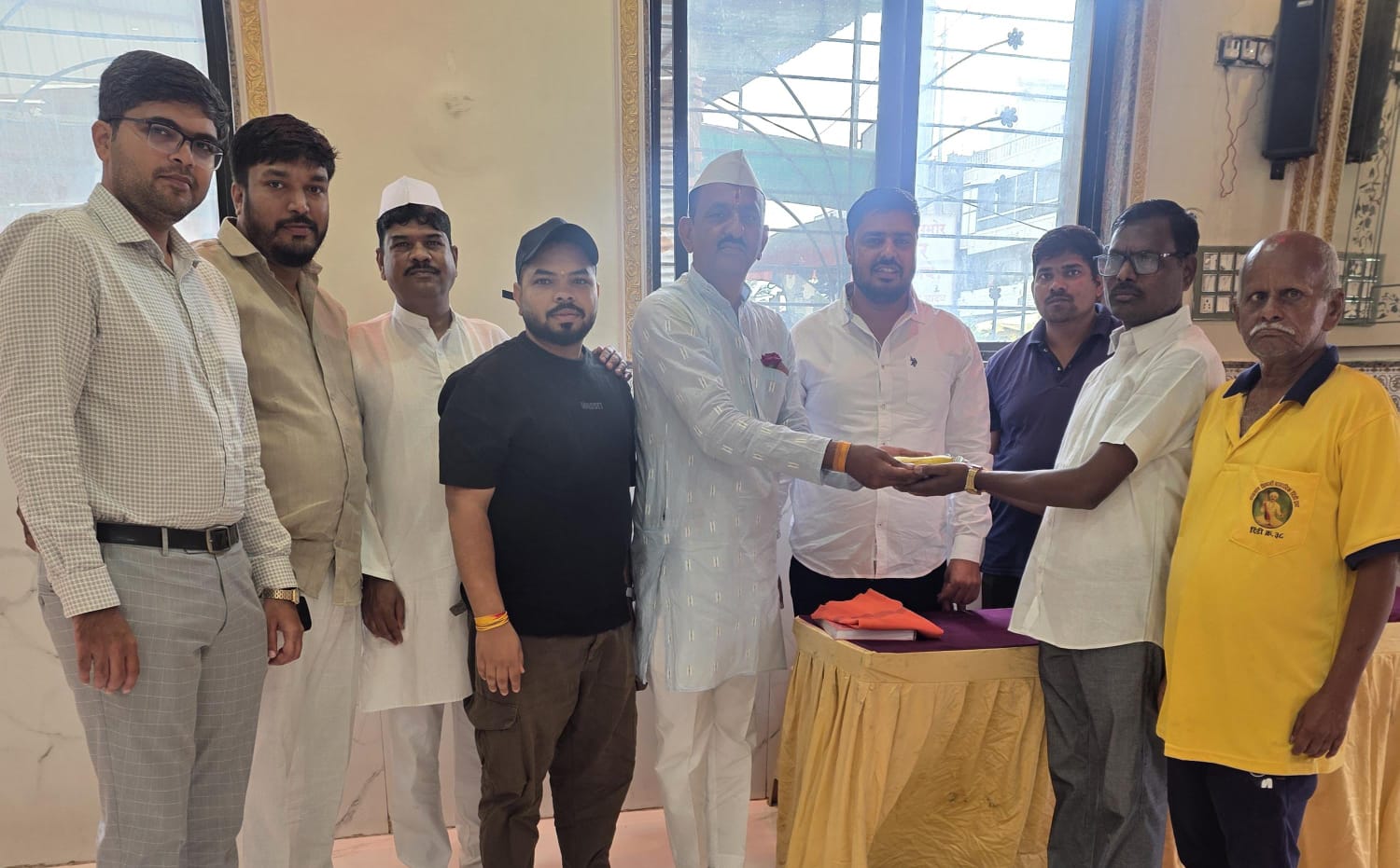 दिनेश यादव मित्र परिवाराच्या वतीने आषाढी एकादशीनिमित्त उपवास फराळ वाटप