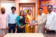 NEET 2026 मध्ये देशात ४९८ वा क्रमांक मिळवणाऱ्या पिंपरी-चिंचवडची कन्या अतुल्या डोंगरेचा महापौरांकडून गौरव