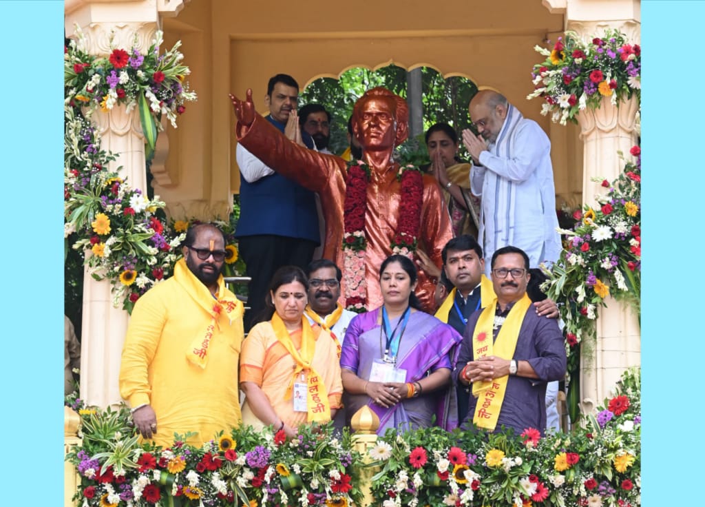 साहित्यरत्न अण्णाभाऊ साठे यांच्या जयंतीनिमित्त गृहमंत्री अमित शाह व मुख्यमंत्री देवेंद्र फडणवीस यांच्याकडून अभिवादन