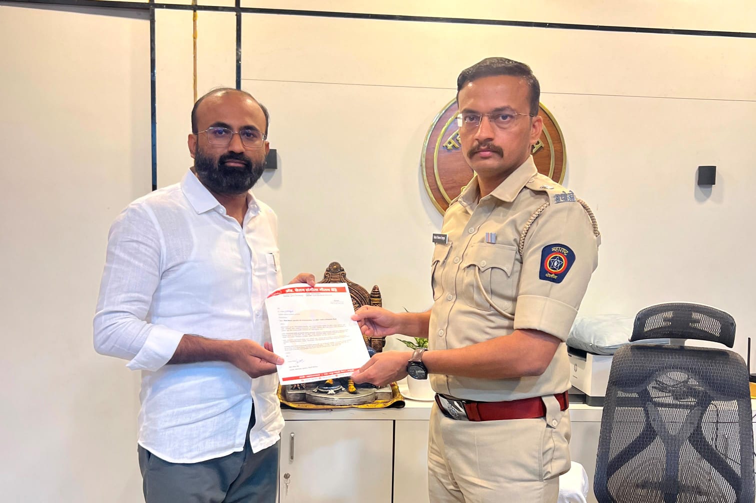 शहरातील रुग्णालयांसमोरील ‘नो पार्किंग’ फलकांचा फेरआढावा घ्या; रुग्णांच्या नातेवाईकांवरील दंडात्मक कारवाई थांबवा - चेतन बेंद्रे