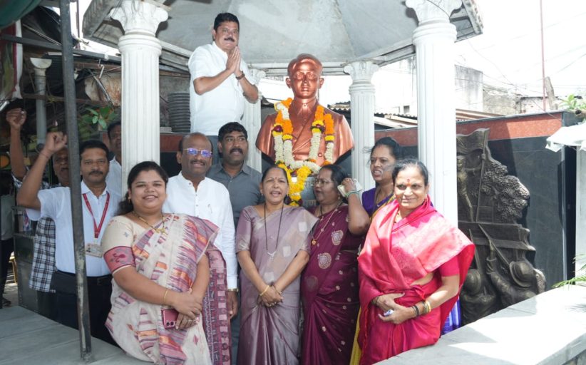 क्रांतिदिनानिमित्त महापालिकेच्या वतीने थोर क्रांतिकारकांना अभिवादन