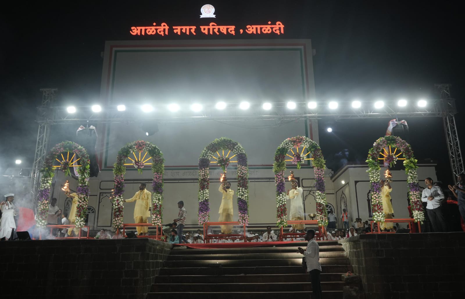 कामिका एकादशीनिमित्त आळंदीत इंद्रायणी नदीच्या काठावर महाआरती; भक्तिमय वातावरणात भाविकांचा उत्स्फूर्त सहभाग
