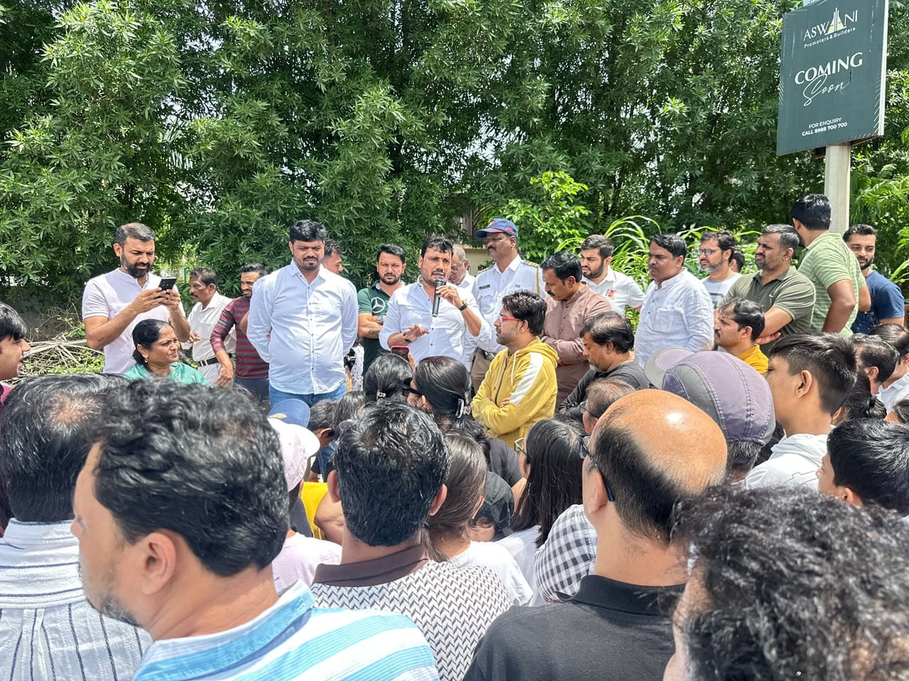 पिंपळे सौदागर मधील ट्रायोज-झूलेलाल टॉवर रस्त्याच्या प्रश्नावर महत्त्वपूर्ण बैठक; सहा महिन्यांत कामाला गती देण्याचे शत्रुघ्न काटे यांचे आश्वासन