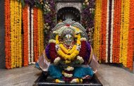पुत्रदा एकादशीनिमित्त माऊलींच्या संजीवन समाधी मंदिरात आकर्षक पुष्पसजावट