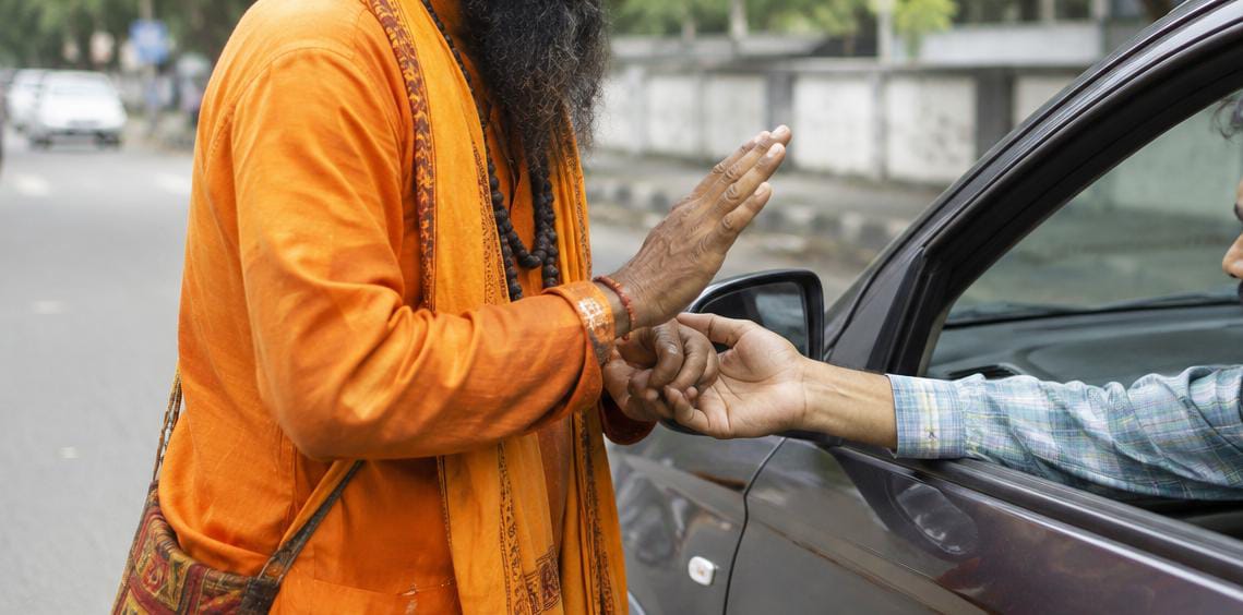 आशीर्वाद देण्याच्या बहाण्याने साधूबाबाने केली सोन्याची अंगठी लंपास; चिखली पोलीसात गुन्हा दाखल