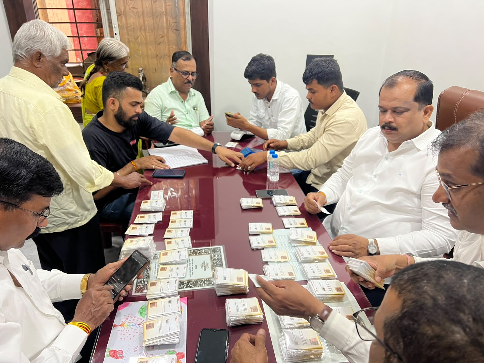 नगरसेवक संतोष कोकणे यांच्या हस्ते एसटी सवलत कार्डचे वाटप; नागरिकांचा उत्स्फूर्त प्रतिसाद..!