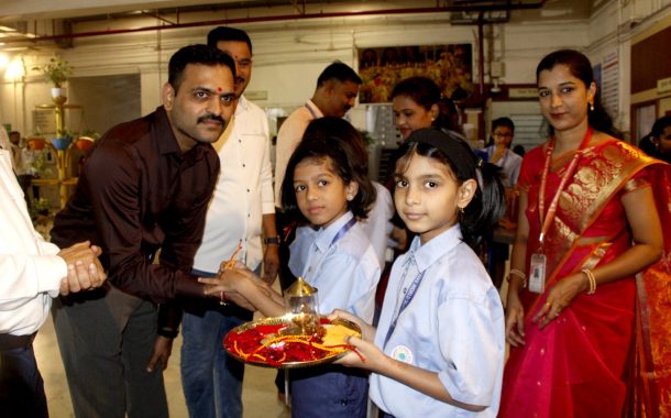 रक्षाबंधनानिमित्त शालेय विद्यार्थिनींनी अधिकारी, पोलीस व सुरक्षा रक्षकांना बांधली राखी