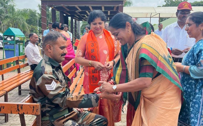 देशाचे रक्षण करणाऱ्या जवानांच्या मनगटावर उन्नती सखी मंचच्या भगिनींची प्रेमाची राखी..!