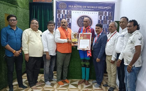 ६९ वर्षीय राम यादव अडसुळ यांनी रचला इतिहास; शीर्षासन करून वर्ल्ड रेकॉर्डची नोंद