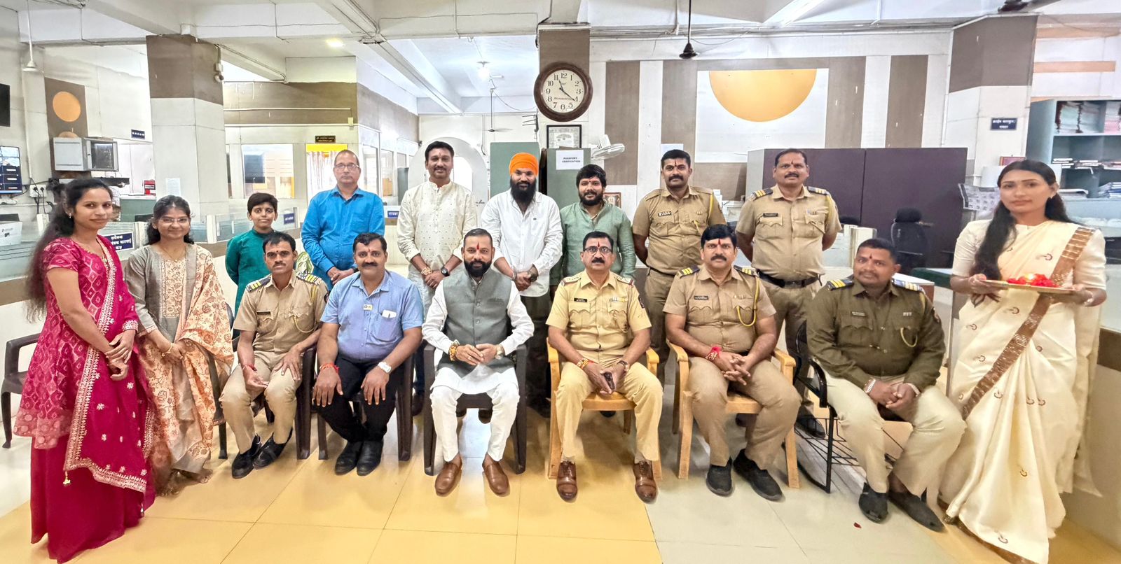 पोलीस फ्रेन्डस् वेल्फेअर असोसिएशनतर्फे पोलीस बांधवांना राखी बांधून रक्षाबंधन साजरे