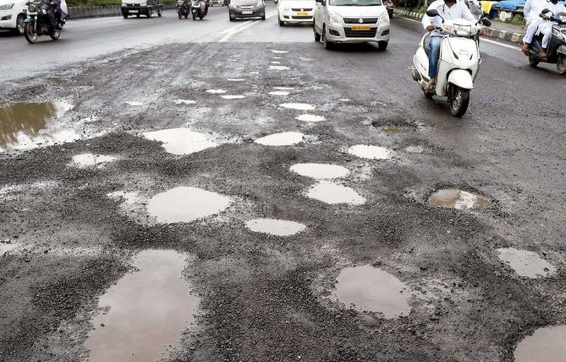 पिंपरी चिंचवड शहरातील १,६०९ खड्डे बुजवले असल्याचा महापालिकेचा दावा..!