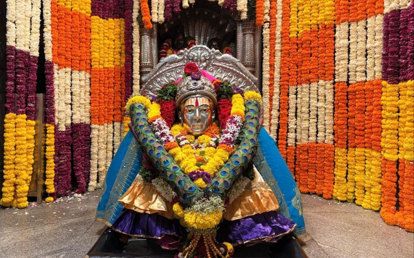 एकादशी निमित्त माऊलींच्या संजीवन समाधी मंदिरात आकर्षक पुष्पसजावट