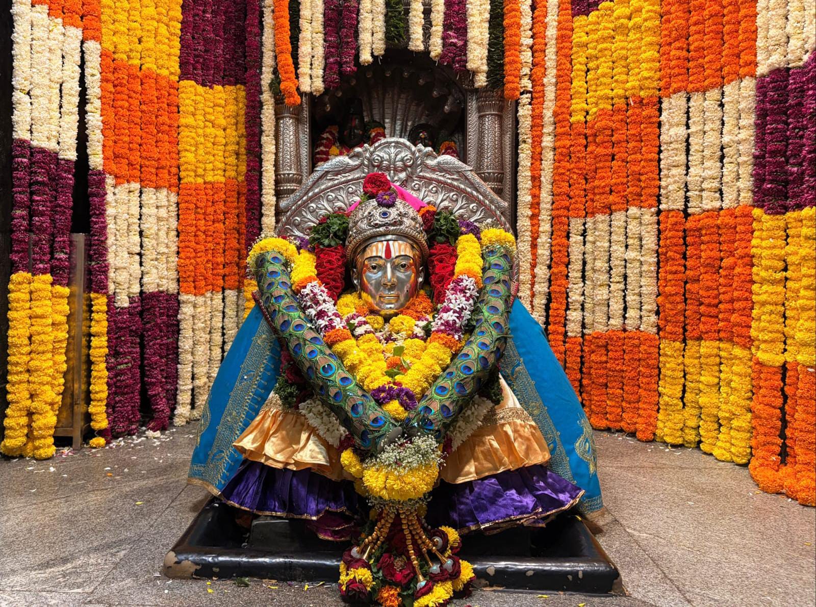 एकादशी निमित्त माऊलींच्या संजीवन समाधी मंदिरात आकर्षक पुष्पसजावट