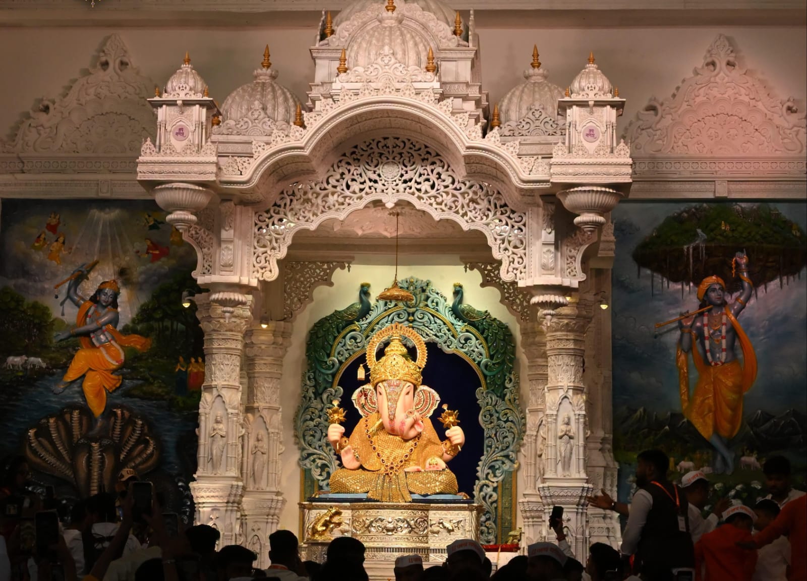 वृंदावनच्या प्रेम मंदिराच्या प्रतिकृतीत ‘श्रीमंत दगडूशेठ’ गणपती बाप्पा विराजमान